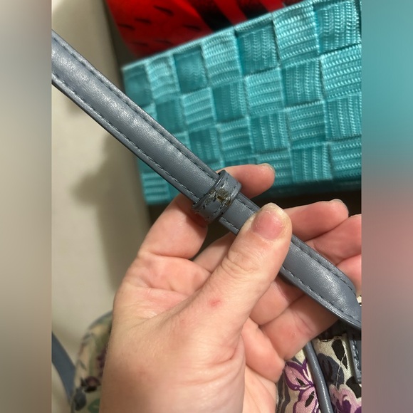 Vera Bradley Crossbody NEEDS TO BE WASHED - Picture 6 of 16